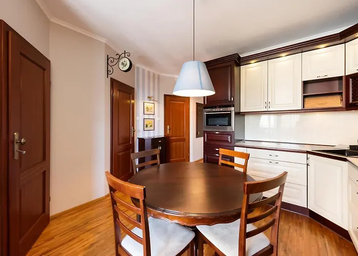 Metro Wilanowska Homely Apartment