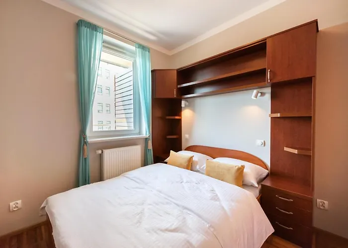Metro Wilanowska Homely Apartment