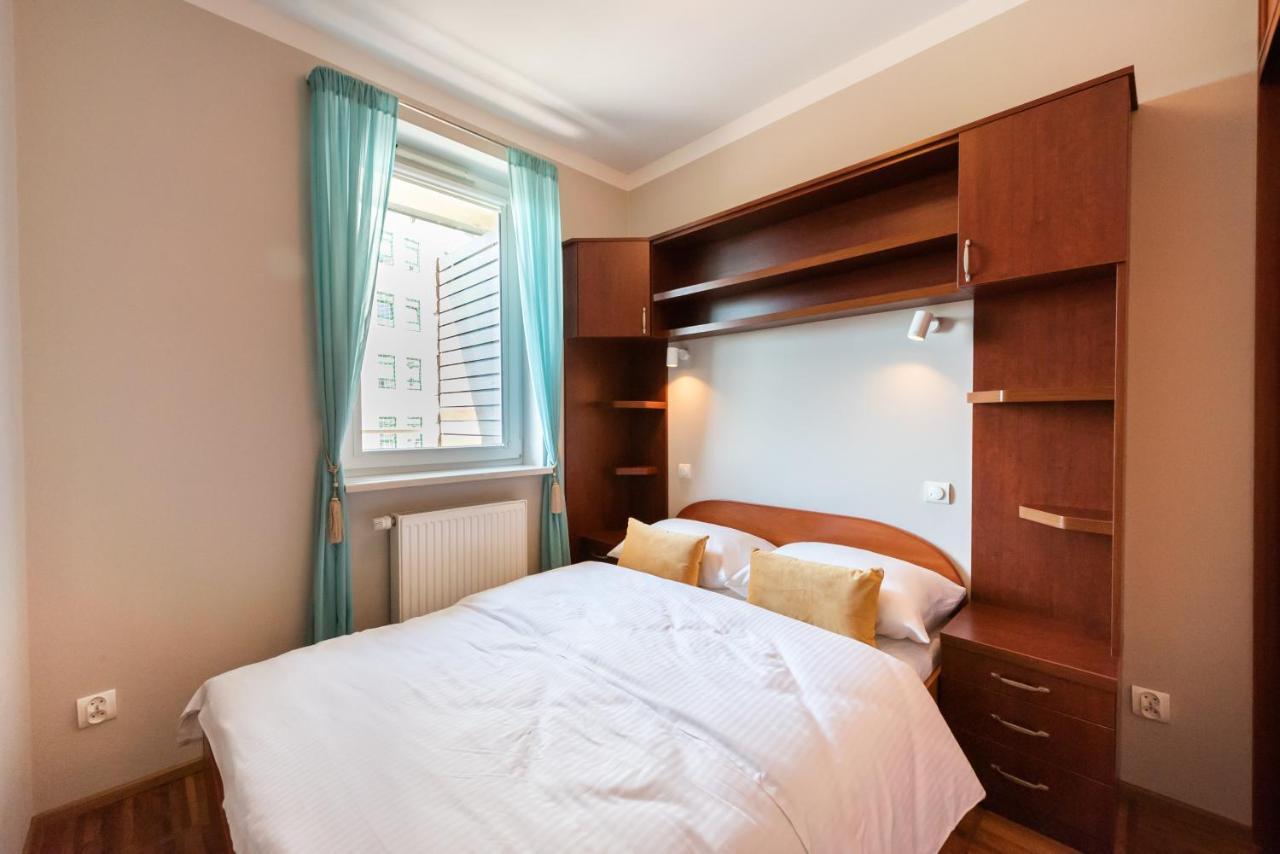 Metro Wilanowska Homely Apartment